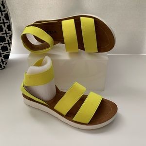 Soda Sushi Women’s Sandals size 6 Lightweight color Neon Yellow